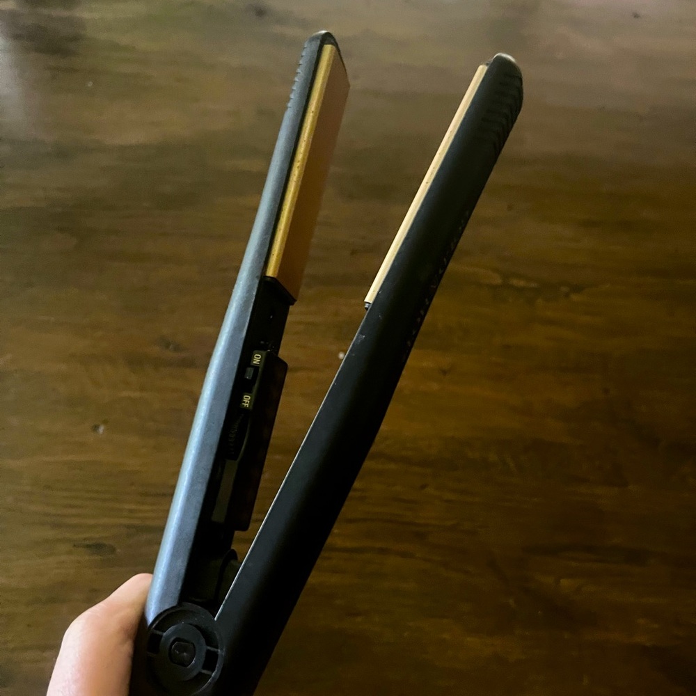 Hot Tools flat iron. Black and gold